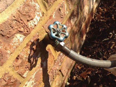 How do I fix a leaking connector between my garden。